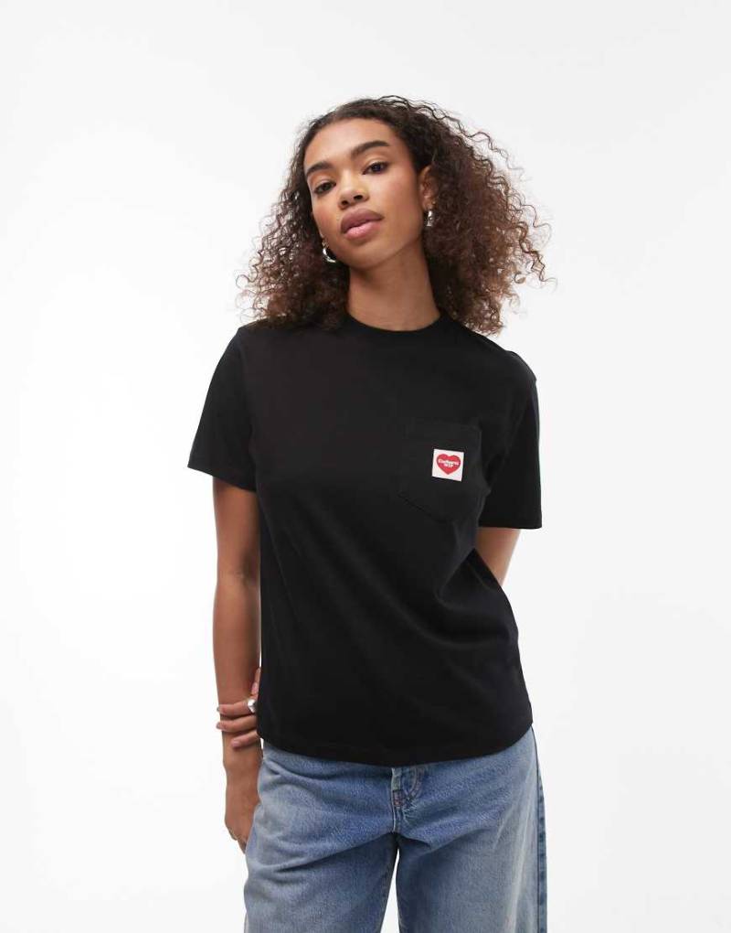 Carhartt WIP - T-Shirt in Schwarz mit Tasche und Herz-Logodetail von Carhartt WIP