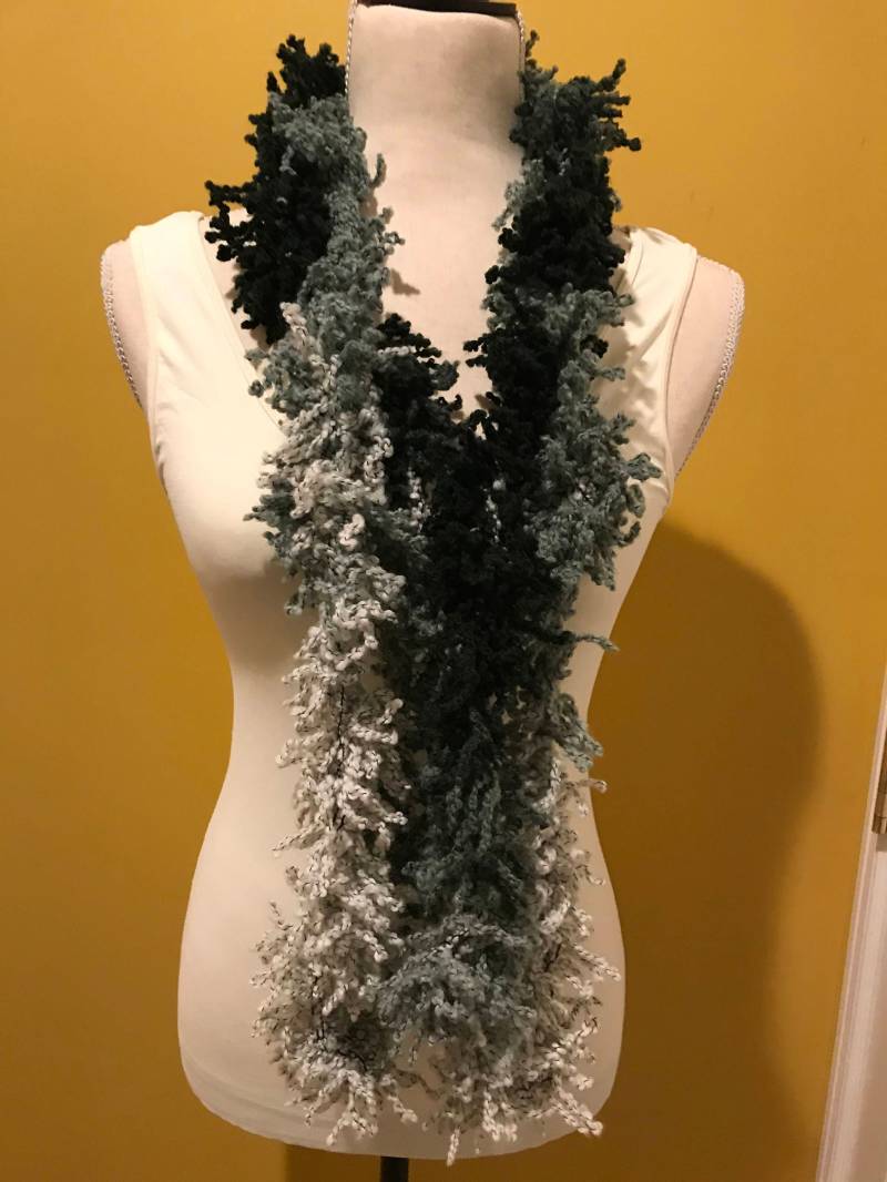 Dkotacraftsboutique Rüschen Winter-Loop in Weiß, Grau Und Schwarz Garn Ist Eine Mischung Aus Wolle Andere Fasern von CarinalovesYarn
