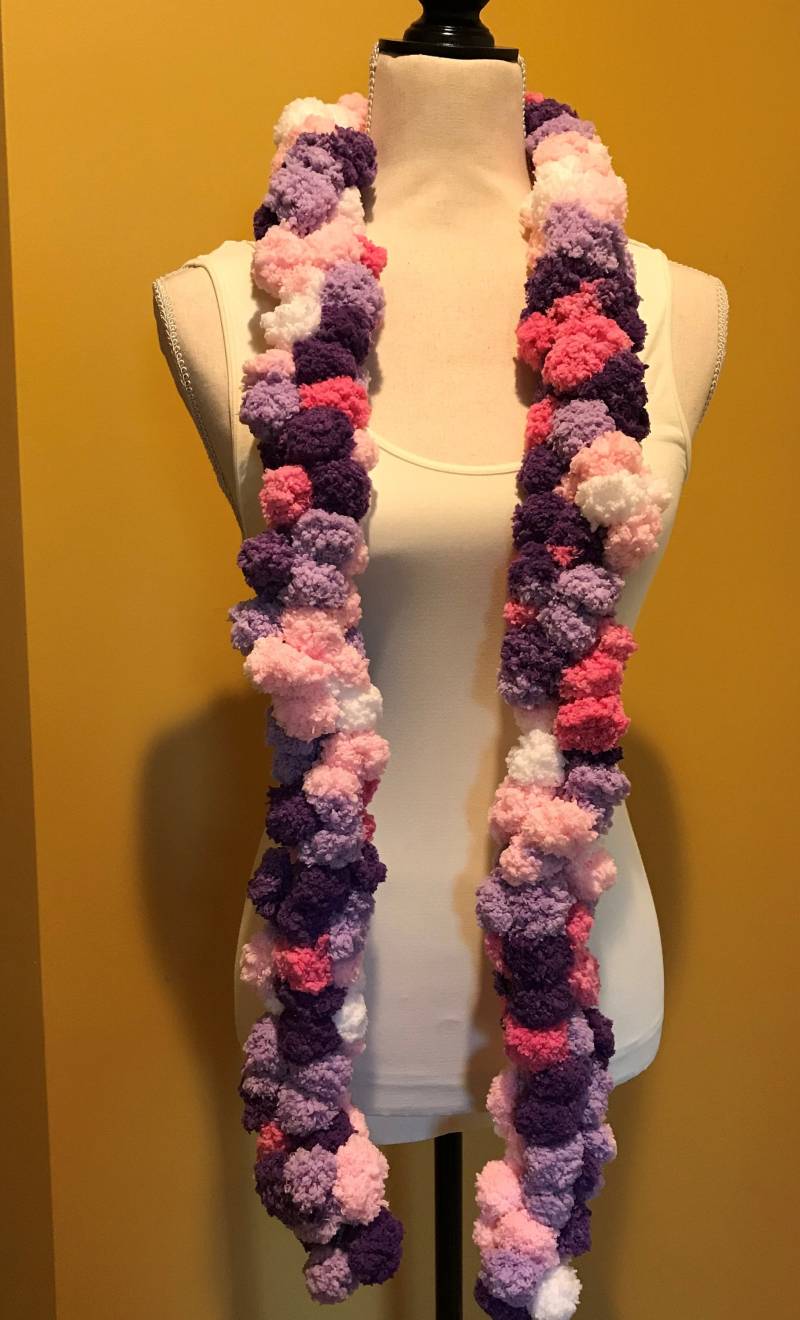 Lila Pom Schal Lila Pom Schal von CarinalovesYarn