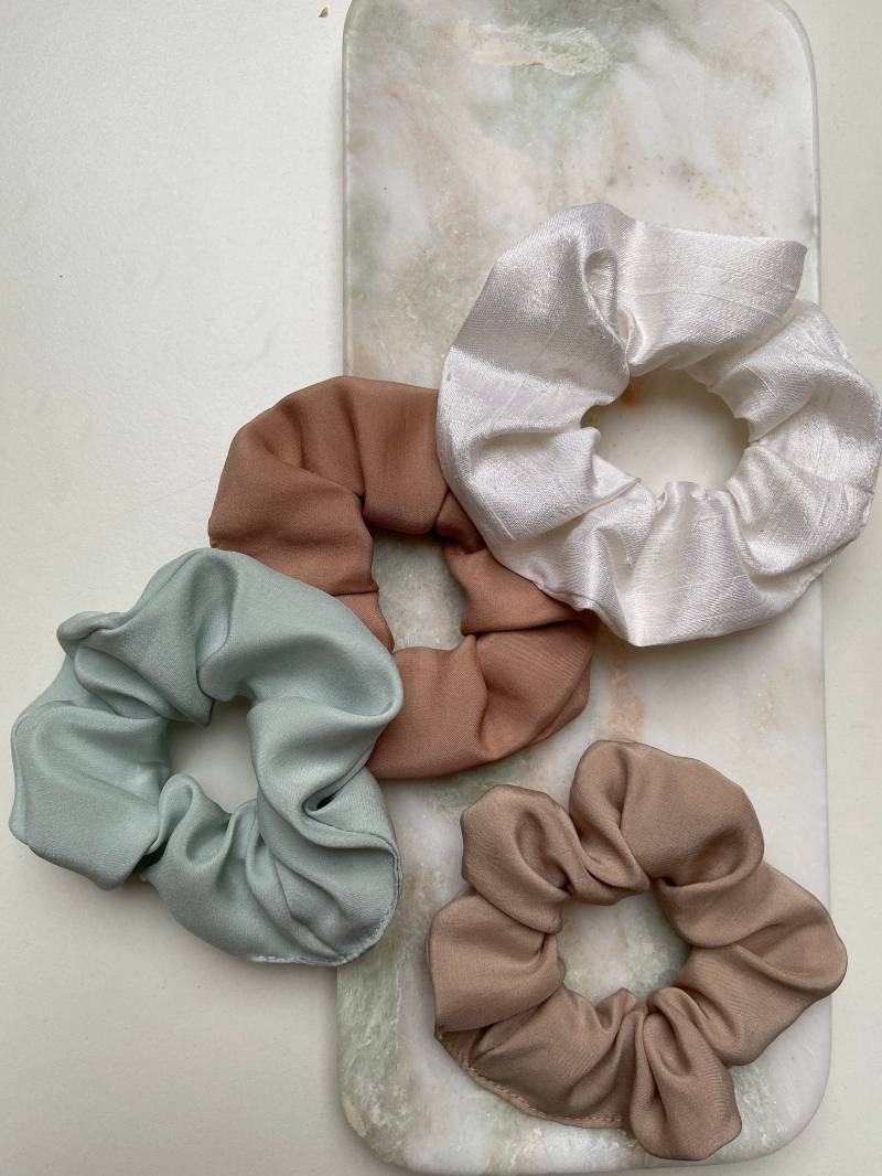Pastellfarbene Scrunchie Aus Hochwertiger Seide Pastellfarbene Scrunchie Aus Hochwertiger Seide von Carioli