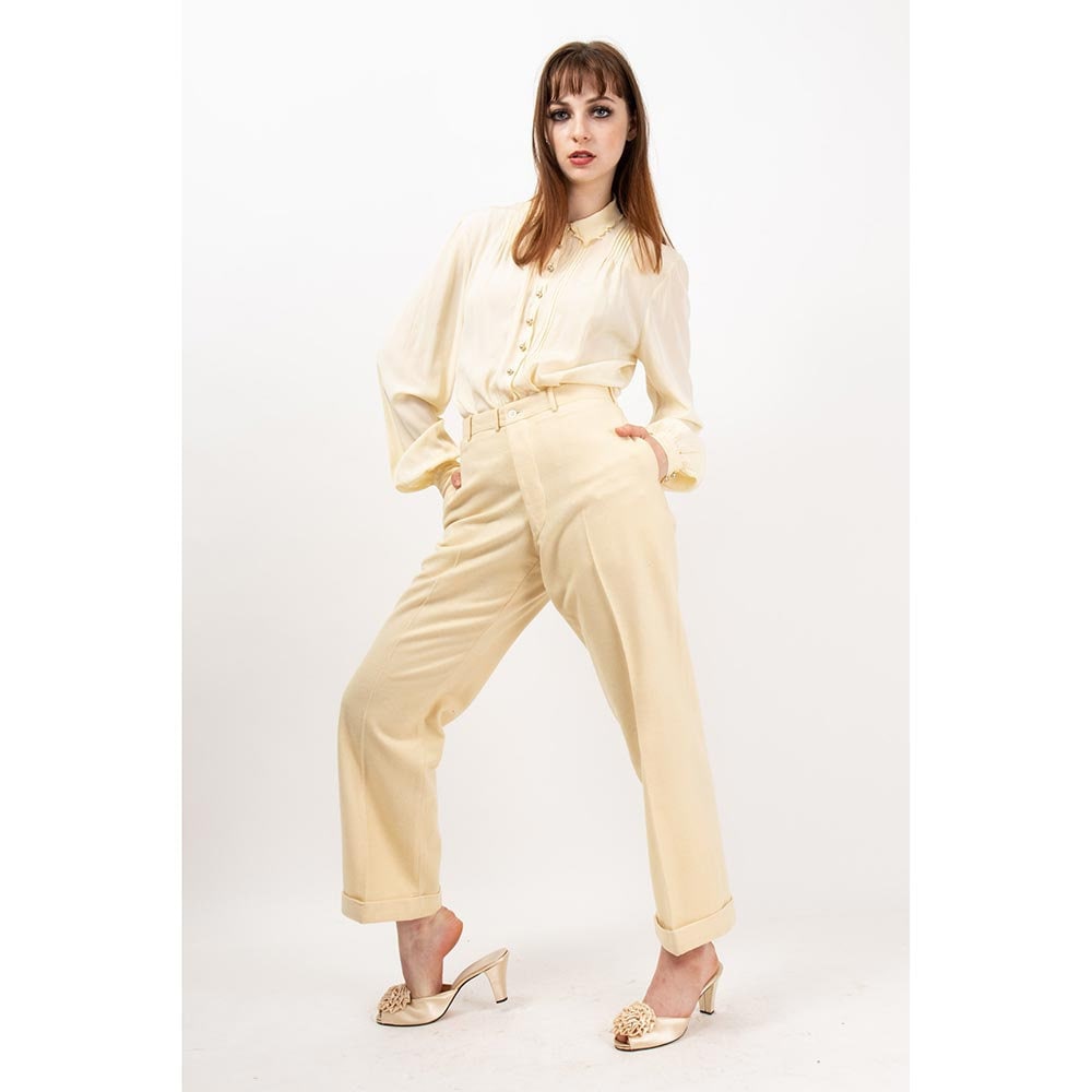 30Er Jahre Cremefarbene Viskose Bluse/Vintage Yolande Langarmbluse Mit Perlkopfknöpfen S von CarlaAndCarla