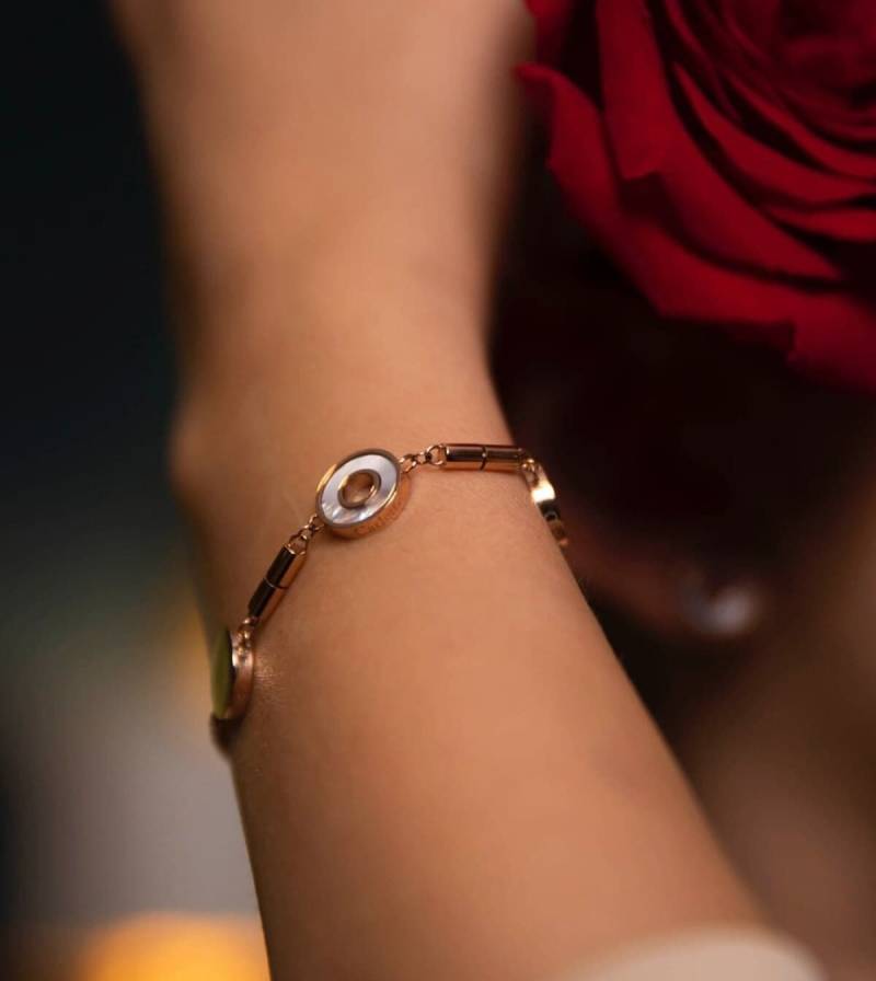 Carlette La Bella Armband, Rosegold Oder Rhodium, Kommt Mit 3 Charms, Darunter Ein Natürlicher Perlmutt Carlette La Bella Armband, Rosegold Oder Rhodium, Kommt Mit 3 Charms, Darunter Ein Natürlicher Perlmutt von CarletteJewellery