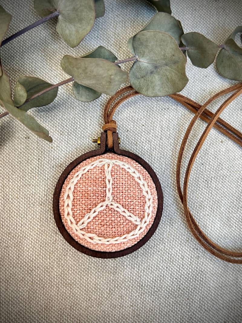 Halskette Mit Anhänger Handbestickt, Peace-Zeichen, Frieden-Symbol von Carlyetmoi