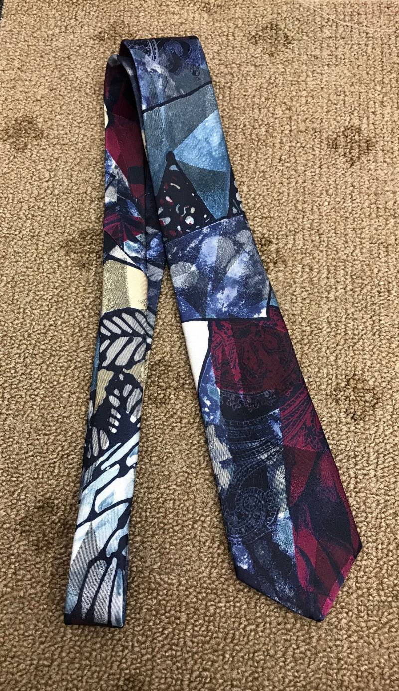 Mens Blau Burgunder Vorlage Druck Krawatte 80Er 1980Er Schmaler Polyester in Usa 2, 5" Breit Bugle Boy Gemacht von Carmelacandyvintage