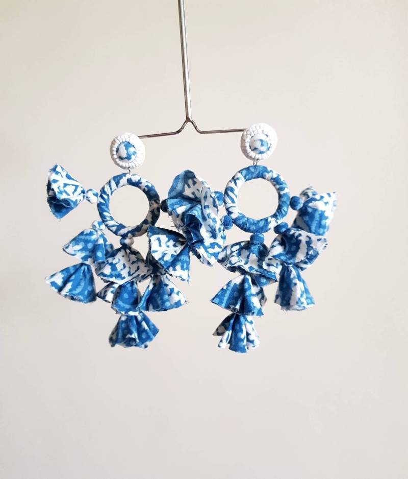 Handgemachte Blaue Stoff Quasten Ohrringe Übergroßer Blumen Statement Schmuck von Carnationjewellery