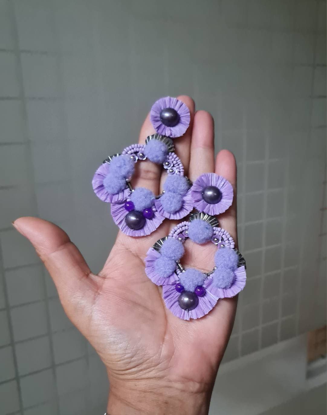 Handgemachte Blumen Ohrringe Aus Bast, Boho Sommer Schmuck von Carnationjewellery