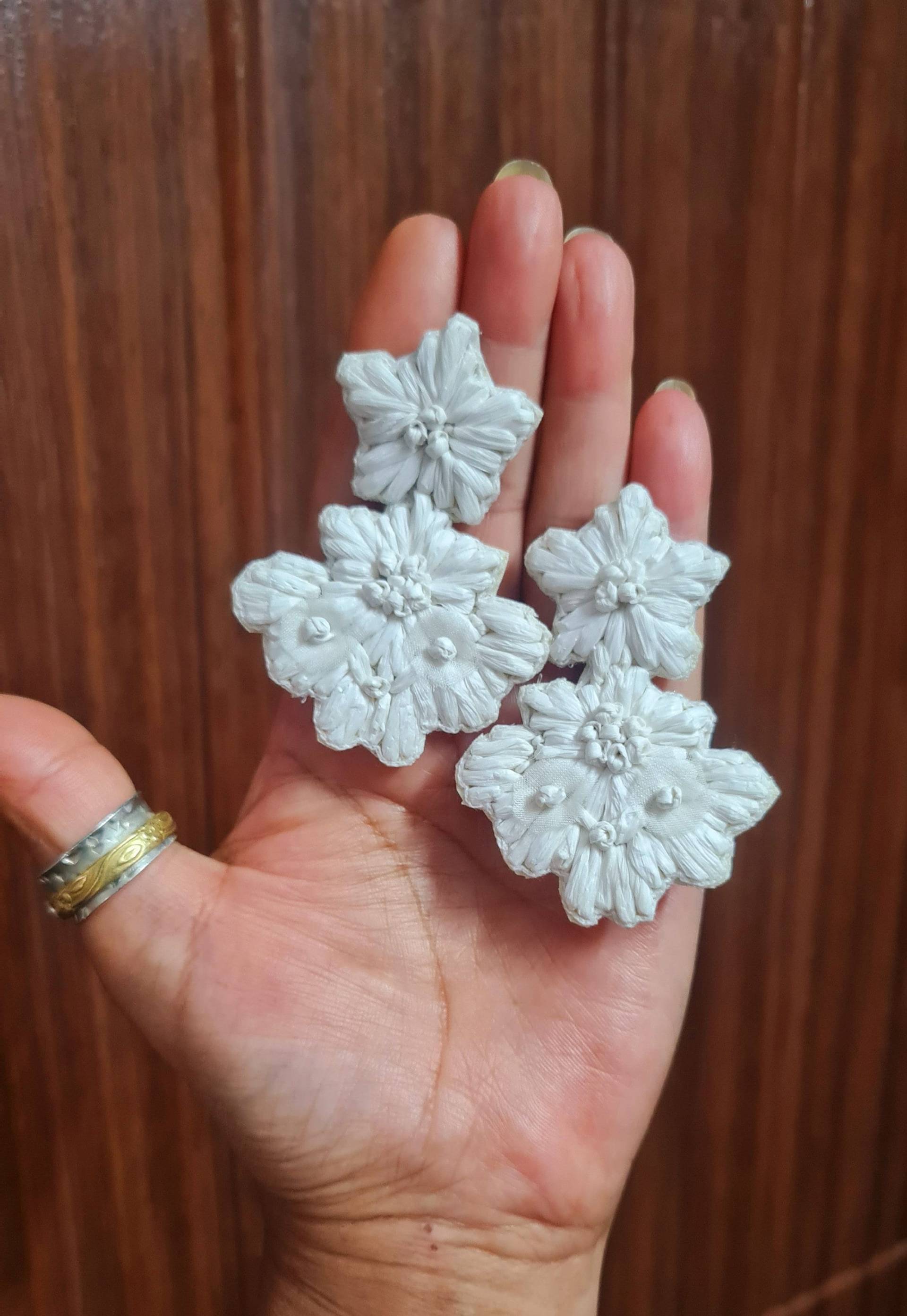 Weiße Raffia Blümen Ohrringe Boho Hochzeit Im Vintage Look von Carnationjewellery