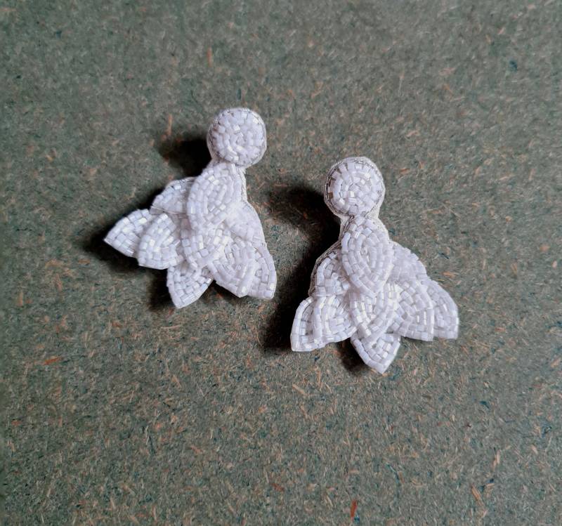 Handgemachte Weiße Perlenblumen Braut Ohrringe Bugle Bead Anhänger von Carnationjewellery