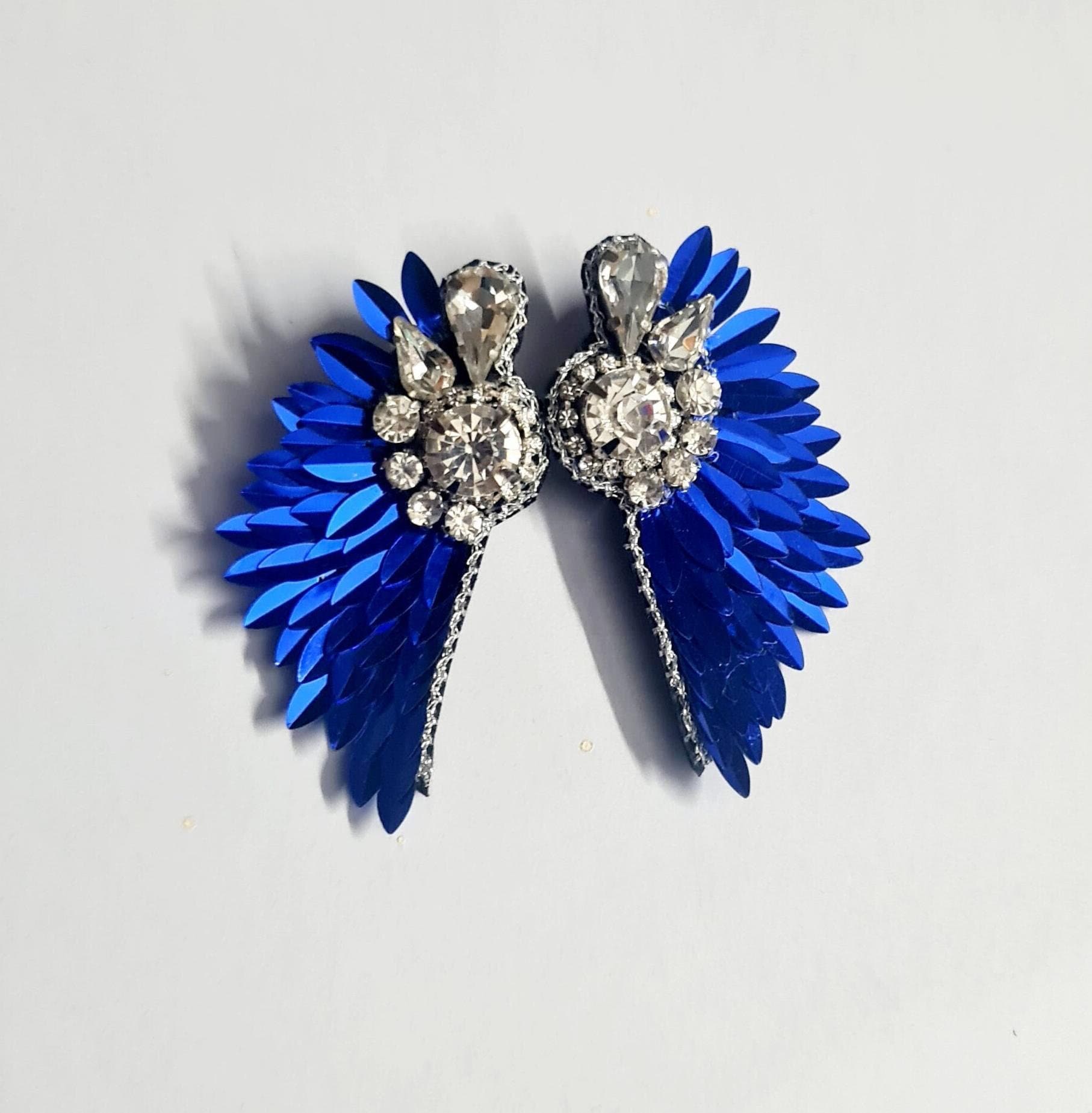 Handbestickte Ohrstecker Mit Flügeln Im Blauen & Roten Kletterer Look von Carnationjewellery