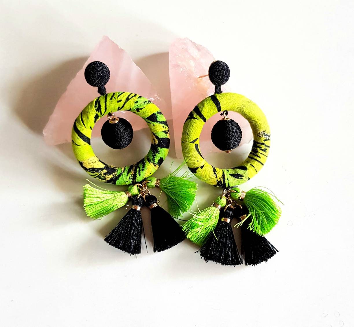 Grüne Stoff-Creolen Handgefertigte Quasten-Ohrringe von Carnationjewellery