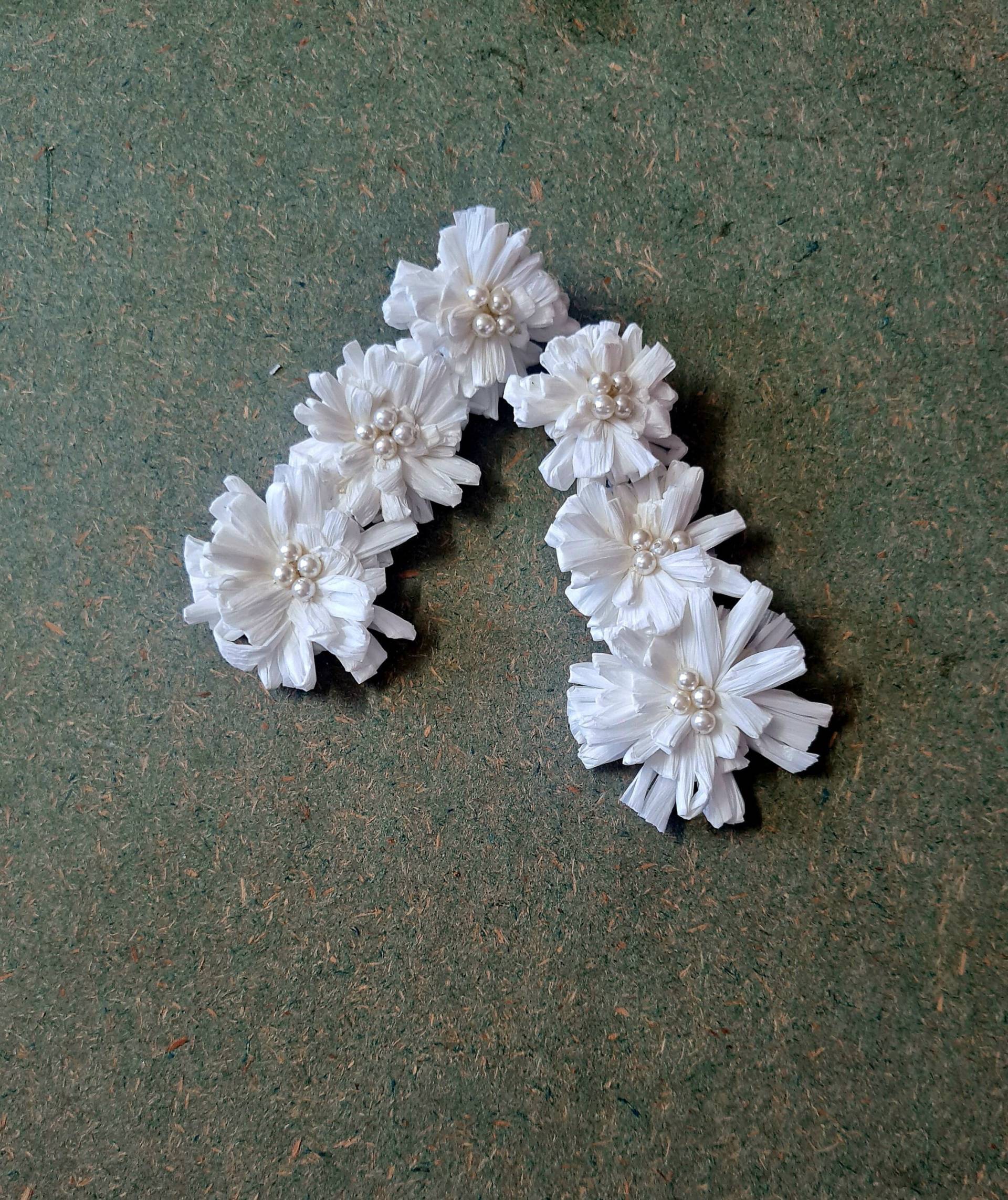 Handgefertigte Florale Brautohrringe Aus Raffia von Carnationjewellery