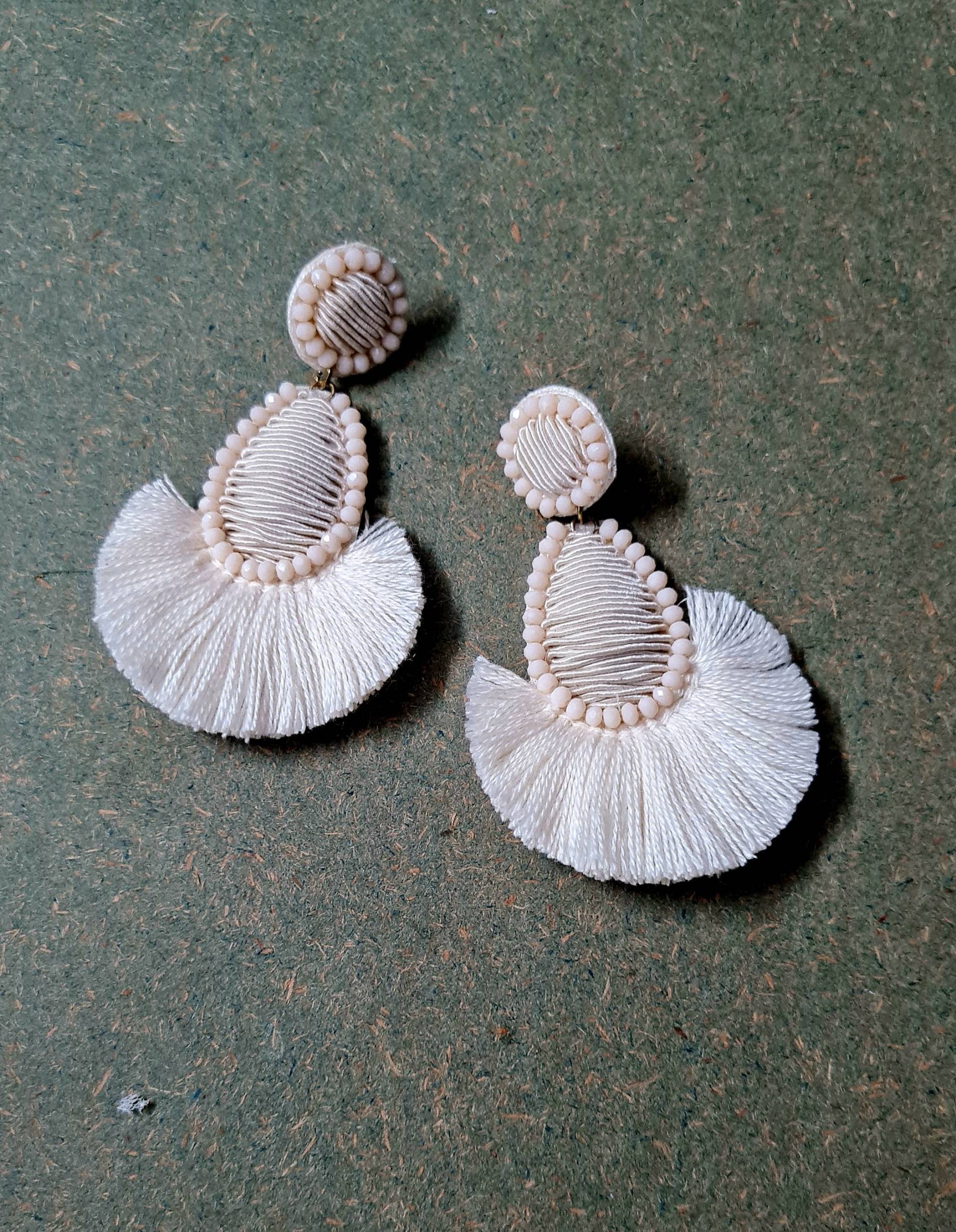 Handgefertigte Brautohrringe in Tropfenform von Carnationjewellery