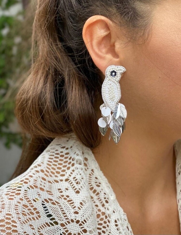 Handgefertigte Pailletten-Vogel-Ohrringe von Carnationjewellery