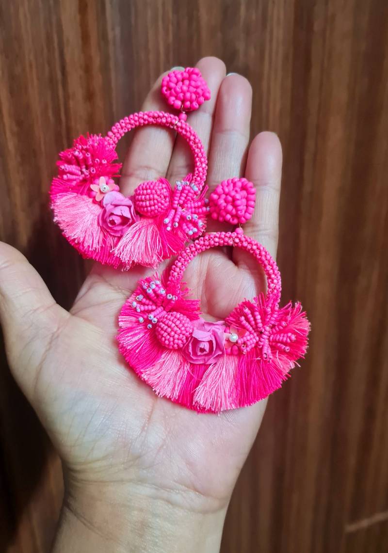 Handgemachte Perlen Blumen Hoop Ohrringe, Statement Baumeln Schmuck von Carnationjewellery