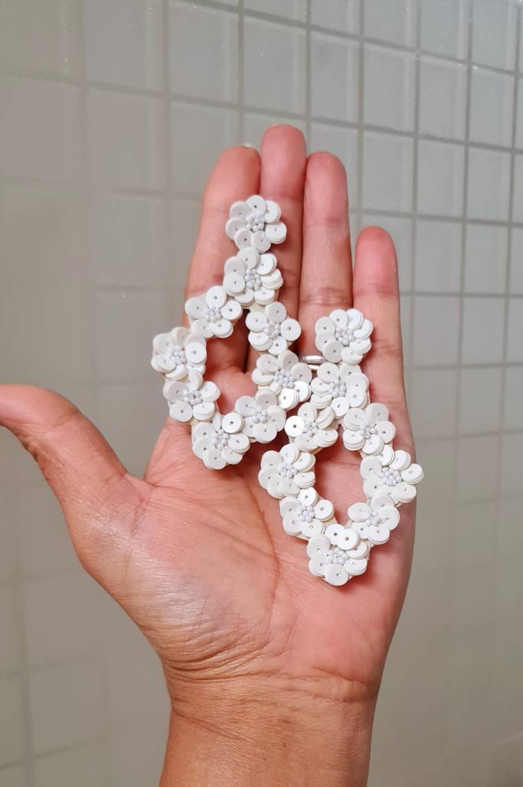 Handgemachte Elfenbein Pailletten Ohrringe Für Die Braut Boho Statement Schmuck von Carnationjewellery