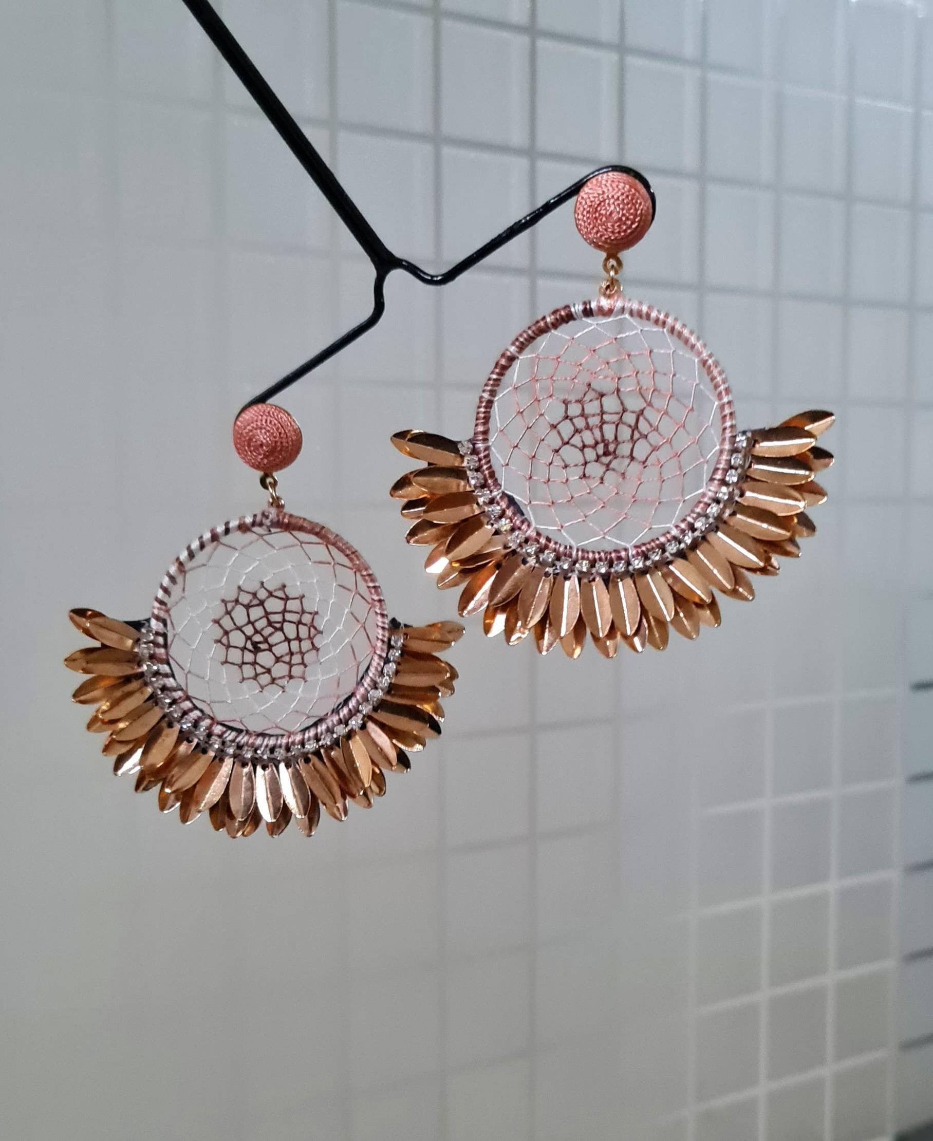 Handgemachte Ohrringe Goldener Blatt Traumfänger, Braune Ohrhänger von Carnationjewellery