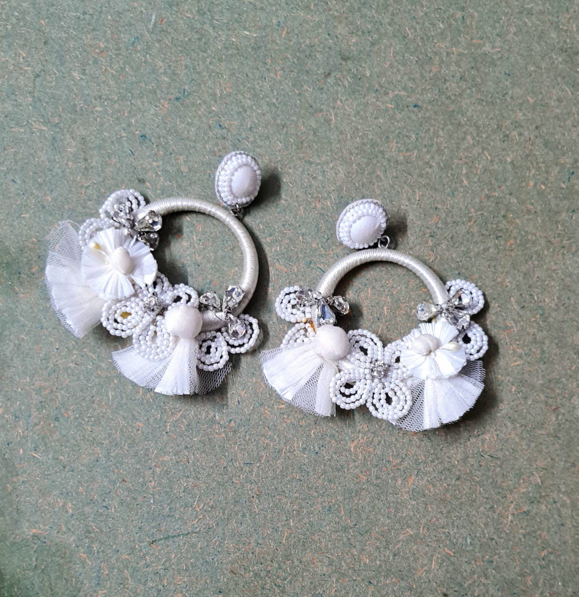 Handgemachte Weiße Blumen Creolen Brautschmuck Aus Raffia & Rocailles Perlen von Carnationjewellery