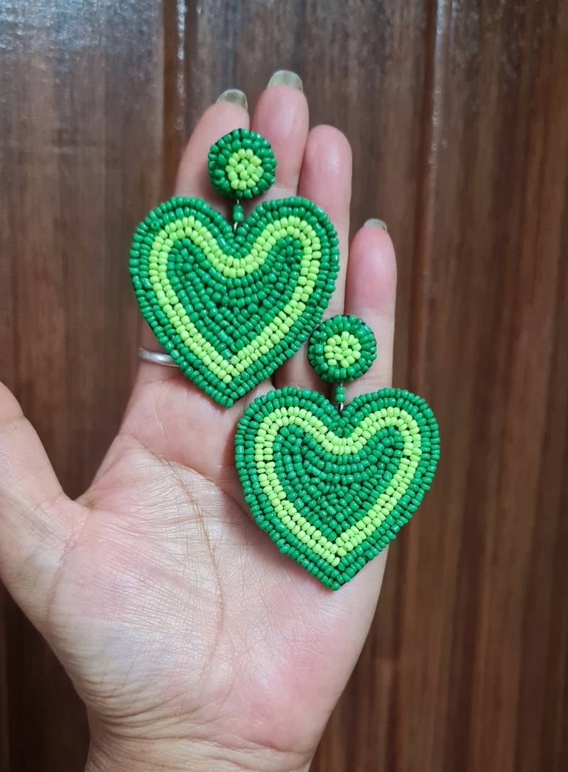 Handgemachte Grüne Perlen Herz Ohrringe Nelke Schmuck von Carnationjewellery