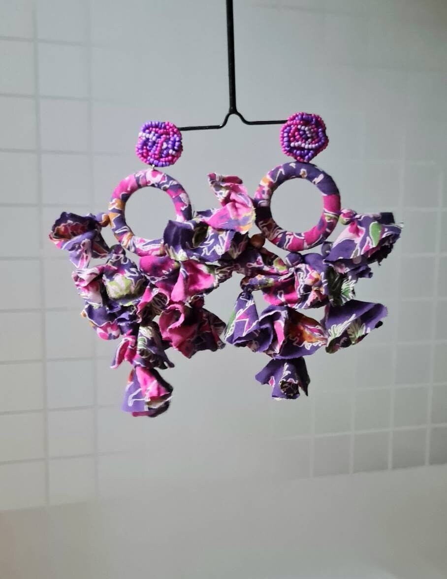 Übergroße Lila-Rosa Quasten-Creolen Boho Stoffohrringe von Carnationjewellery