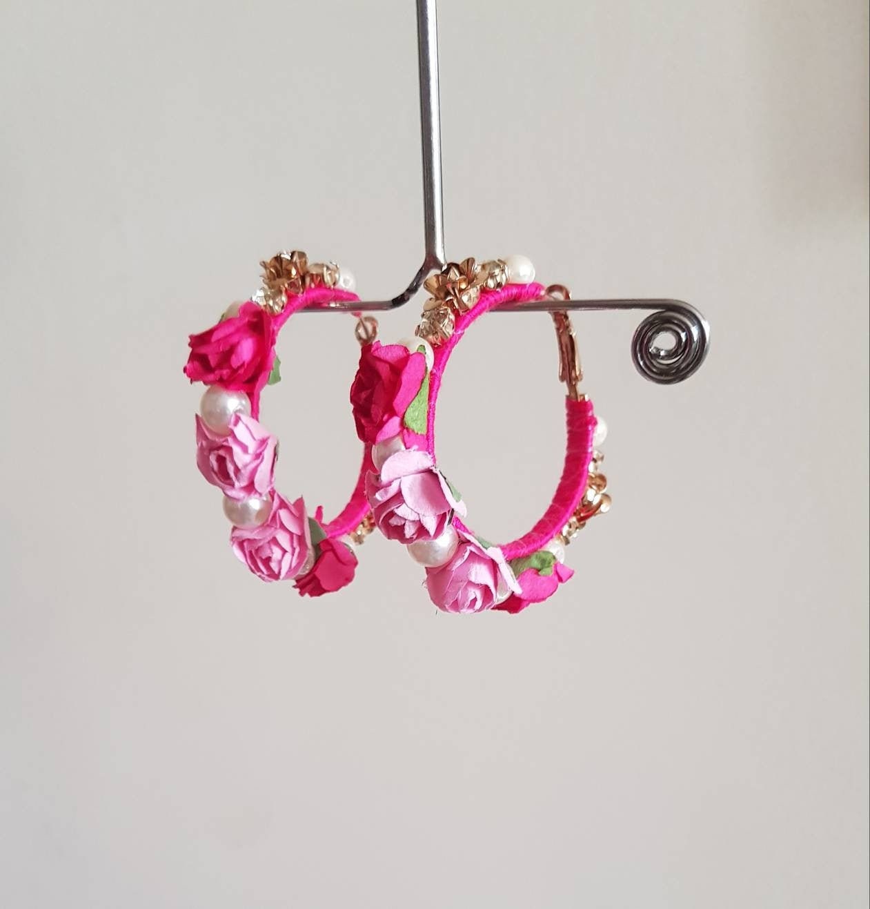 Handgemachte Rosa Blumen Creolen, Boho Papierblumen von Carnationjewellery