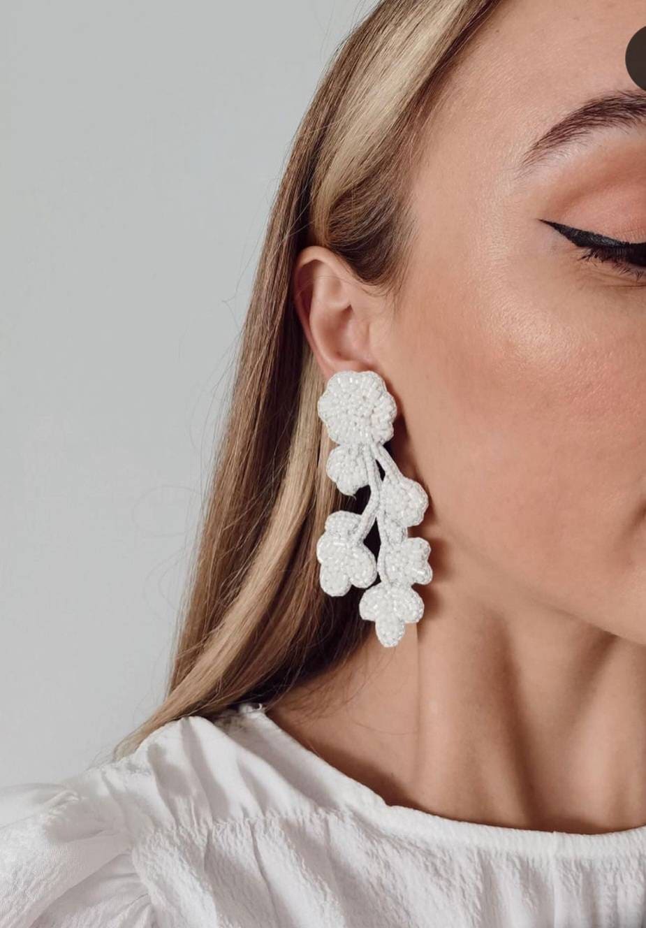 Handgefertigte Weiße Perlenohrringe Mit Blumenmuster Statement Brautschmuck von Carnationjewellery