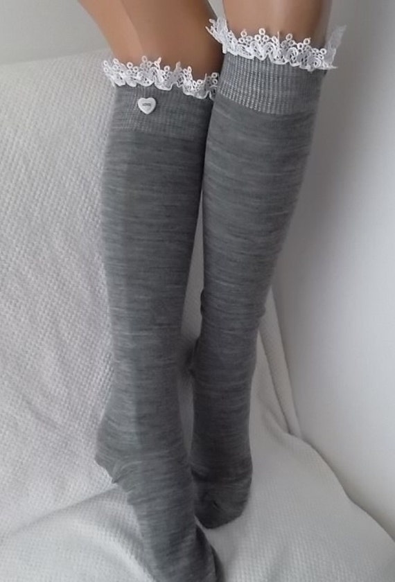Graue Socken Stiefelsocken Boot Manschetten Beinwärmer Maschine Stricken Spitzenbesatz Und Knopf Weihnachtsgeschenk Graue Socken Stiefelsocken Boot Manschetten Beinwärmer Maschine Stricken Spitzenbesatz Und Knopf Weihnachtsgeschenk von CarnavalShop