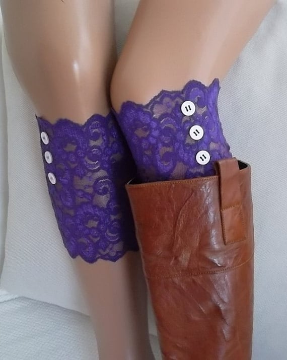 Lila Spitzen-Manschetten Mit Knöpfen, Dehnbare Beinstulpen von CarnavalShop