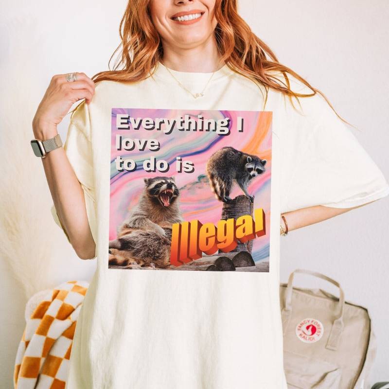 Everything I Love To Do Is Illegal Unisex Waschbär Shirt Meme Liebhaber Trauriges Opossums von CaroCloudStudio
