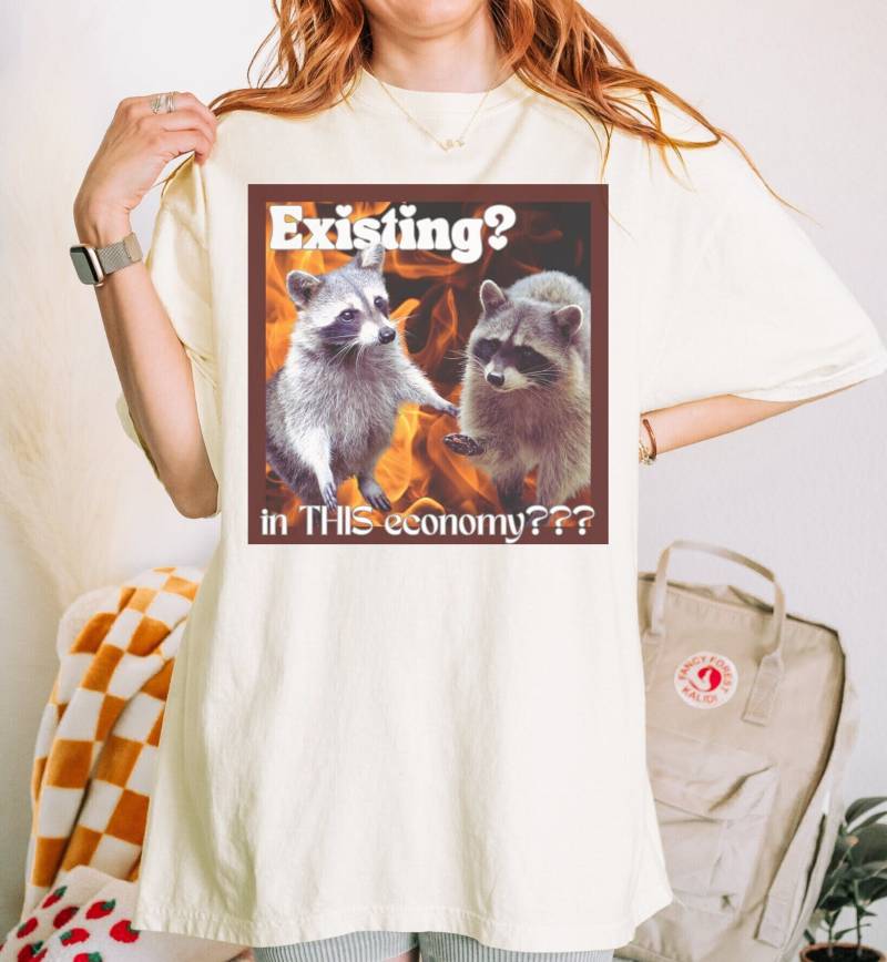 Existing? in This Economy? Waschbär Meme Shirt Virales Unisex Baumwoll Komfort Party Für Erwachsene Existing? in This Economy? Waschbär Meme Shirt Virales Unisex Baumwoll Komfort Party Für Erwachsene von CaroCloudStudio