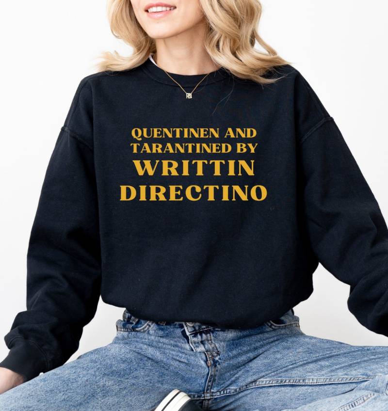 Quentinen & Tarantined By Writtin Directino Sweatshirt, Witziger Filmregisseur Pullover, Lustiges Film Sweater Geschenk, Quentin Tarantino Quentinen & Tarantined By Writtin Directino Sweatshirt, Witziger Filmregisseur Pullover, Lustiges Film Sweater Geschenk, Quentin Tarantino von CaroCloudStudio