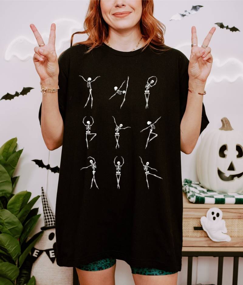 Skelett Ballerina Tänzer T-Shirt Halloween Shirt Gruseliges Unisex Baumwollshirt Geschenk Balletttänzer Skelett Ballerina Tänzer T-Shirt Halloween Shirt Gruseliges Unisex Baumwollshirt Geschenk Balletttänzer von CaroCloudStudio