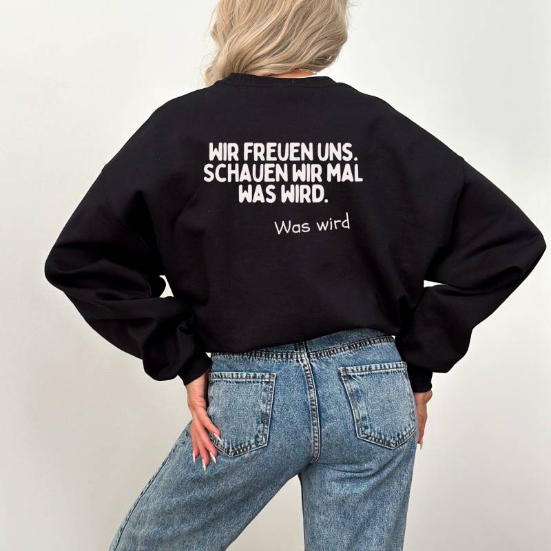 Wir Freuen Uns, Schauen Wir Mal Was Wird - Lustiges Virales Meme Sweatshirt, Bares Für Rares, Deutsche Memes, Witziger Geschenk Sweater Wir Freuen Uns, Schauen Wir Mal Was Wird - Lustiges Virales Meme Sweatshirt, Bares Für Rares, Deutsche Memes, Witziger Geschenk Sweater von CaroCloudStudio