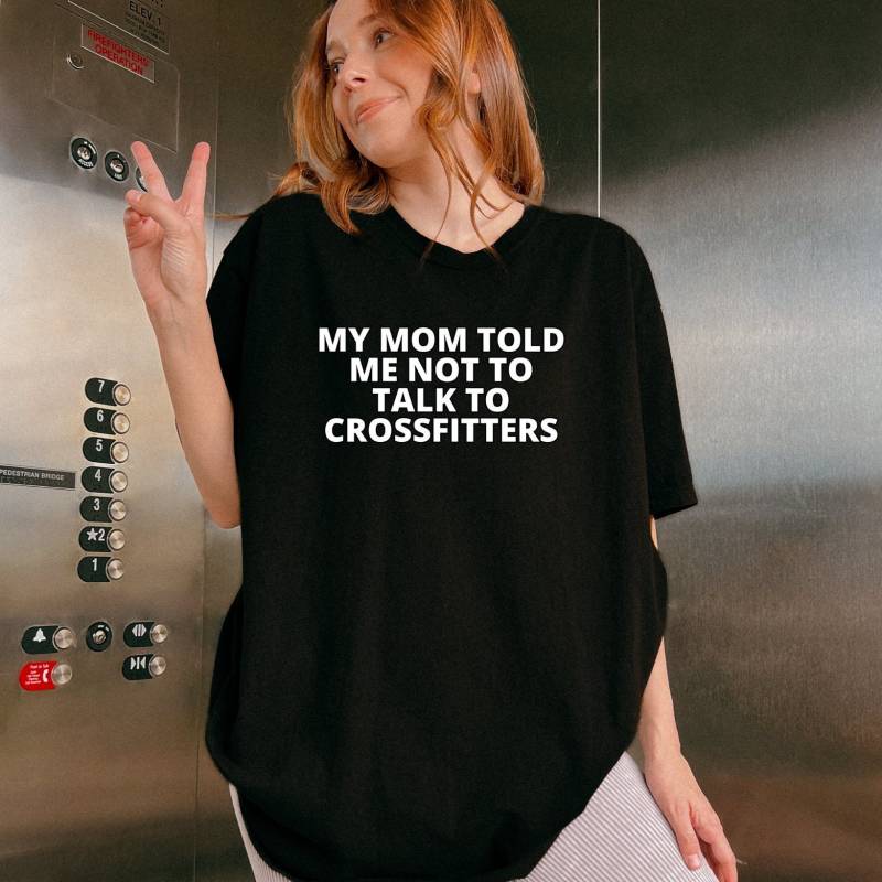 Witziges Fitness Shirt My Mom Told Me Not To Talk Crossfitters, Lustiges Gym T-Shirt, Shirt Witzig, Sport Spruch Witziges Fitness Shirt My Mom Told Me Not To Talk Crossfitters, Lustiges Gym T-Shirt, Shirt Witzig, Sport Spruch von CaroCloudStudio