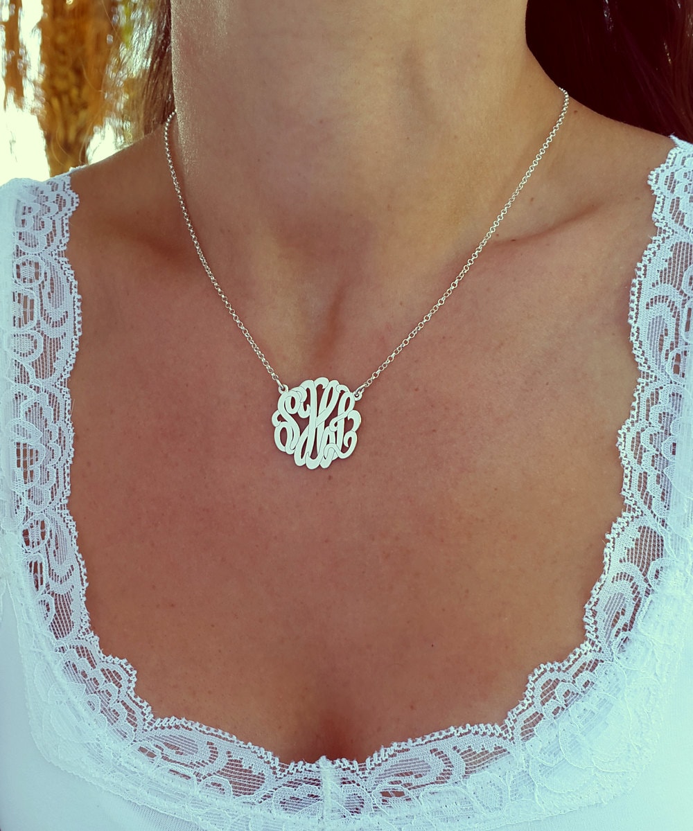 Kleine Monogramm Halskette, 2, 5 cm, Sterling Silber, Monogrammed Geschenke, Personalisiertes Geschenk, Weihnachtsgeschenk von CarolJewelryArt