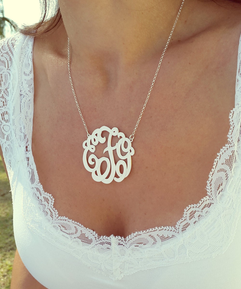 Monogrammierte Geschenke, Silber-Monogramm-Halskette, 1, 75 ", Personalisiertes Geschenk, Weihnachtsgeschenk von CarolJewelryArt