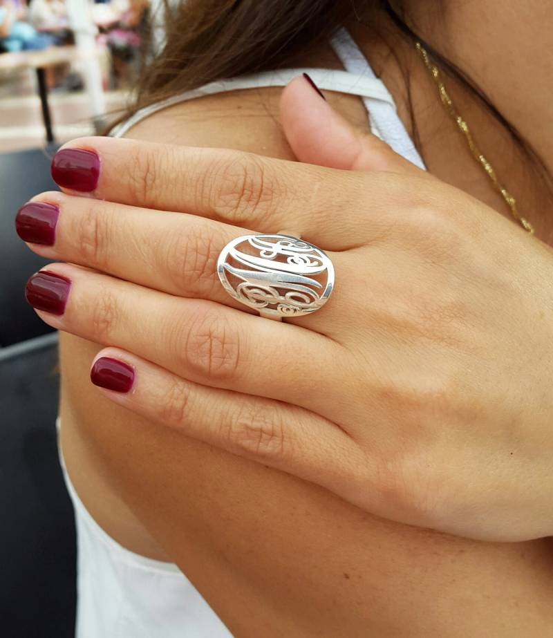 Personalisierter Sterling Silber Monogramm Anfangsring - Personalisierter Kreis-Entwurf von CarolJewelryArt