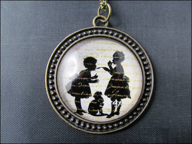 Bezaubernde Vintage Halskette Bronze Scherenschnittmotiv Zwei Mädchen Mit Katze von CarolandMeShop