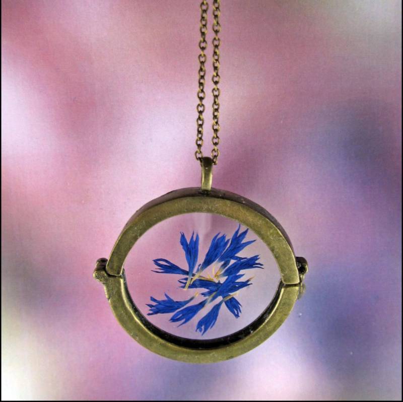 Echte Dunkelblaue Kornblumenblüten in Einem Glasmedaillon von CarolandMeShop