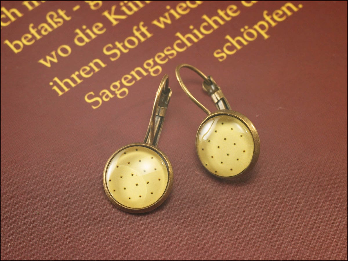 Hellgelbe Ohrringe Hänger Mit Roten Punkten von CarolandMeShop