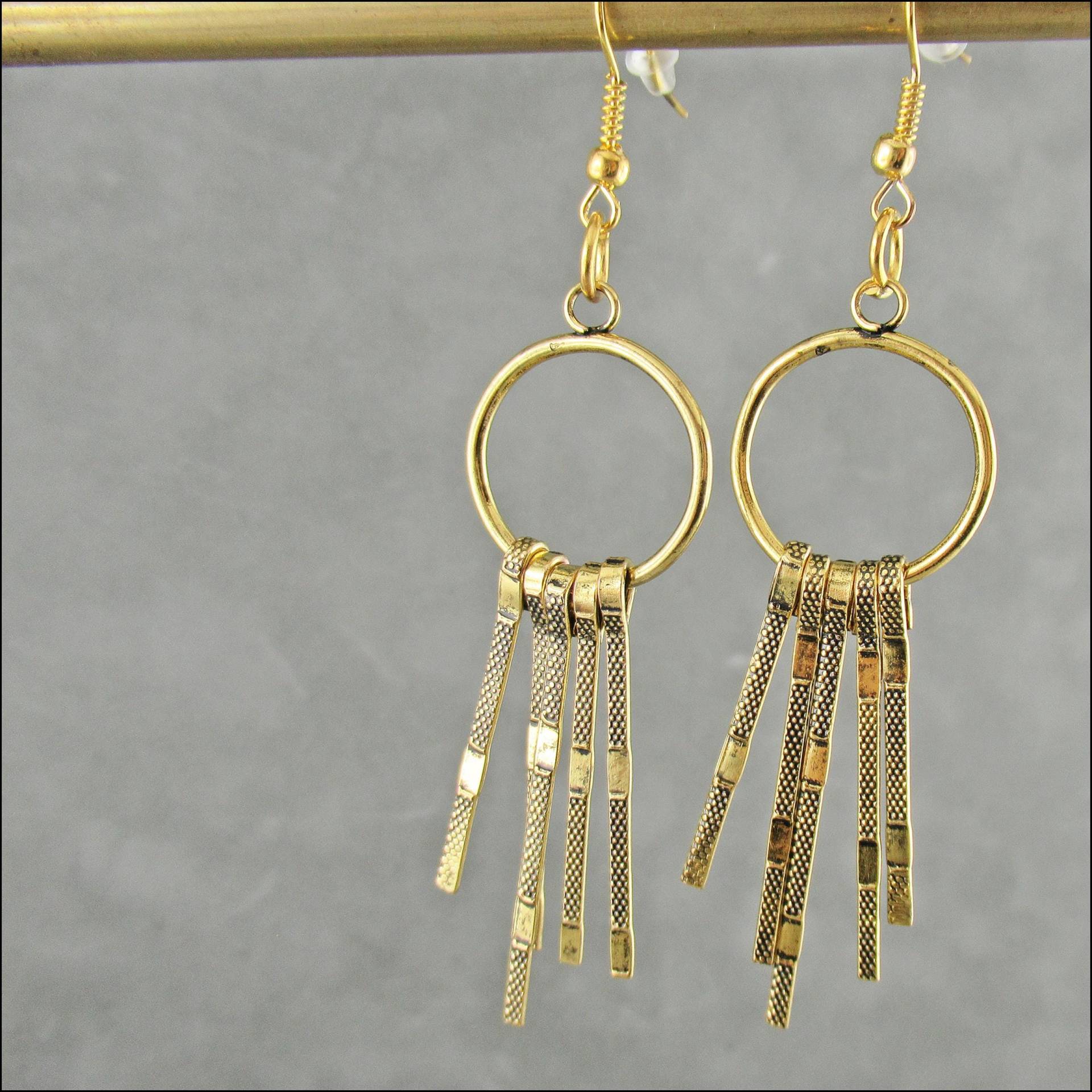 Maya 2 - Lange Goldfarbene Messing Ohrringe von CarolandMeShop