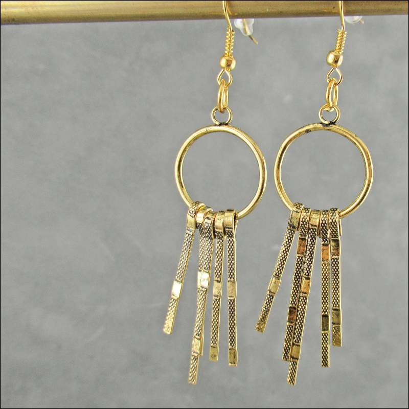 Maya 2 - Lange Goldfarbene Messing Ohrringe von CarolandMeShop