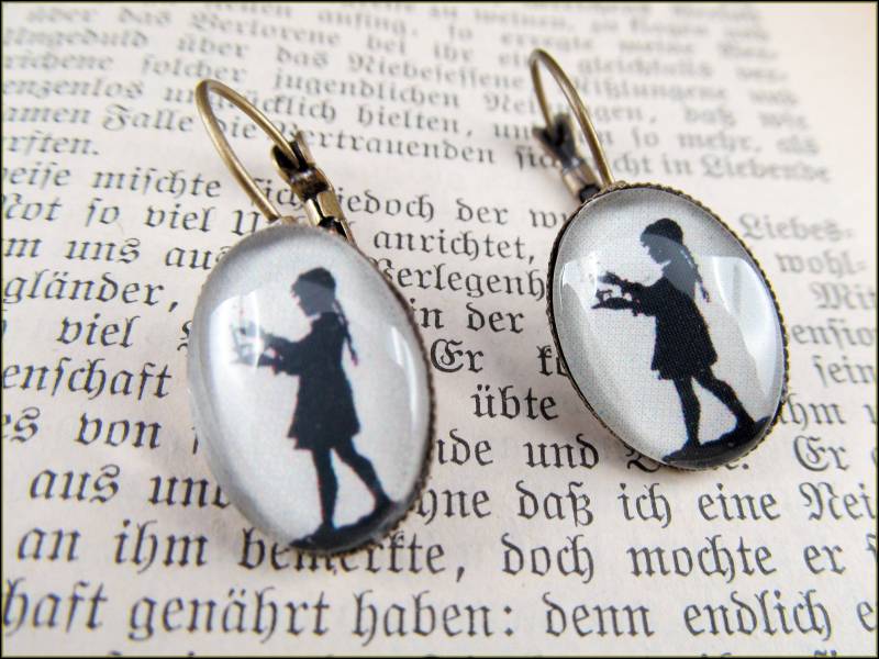 Ohrringe - Mädchen Mit Nachtkerze Scherenschnitt Bronze Klappverschluss von CarolandMeShop