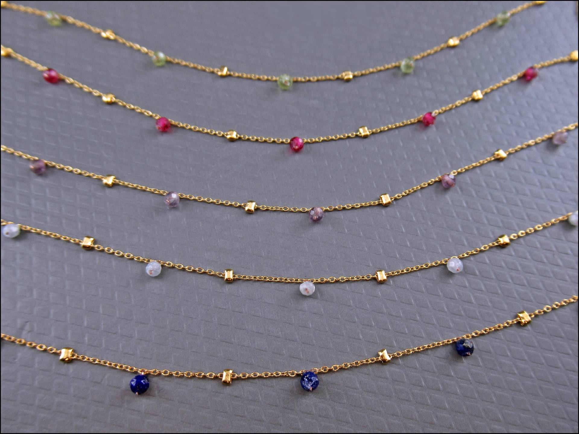 Sehr Zarte Echte Edelsteinkette Vergoldet Mit 5 Edelsteinen 41-46 cm Lang - Peridot, Rubin, Amethyst, Mondstein, Smaragd Oder Lapis Lazuli von CarolandMeShop