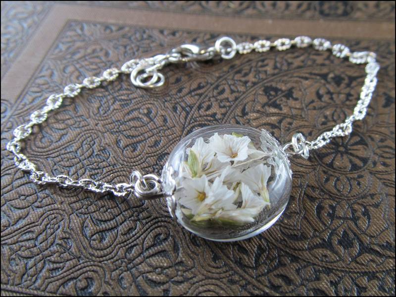 Weißes Wildblüten-Armband - Zartes Natur-Design, Handmade in Berlin von CarolandMeShop
