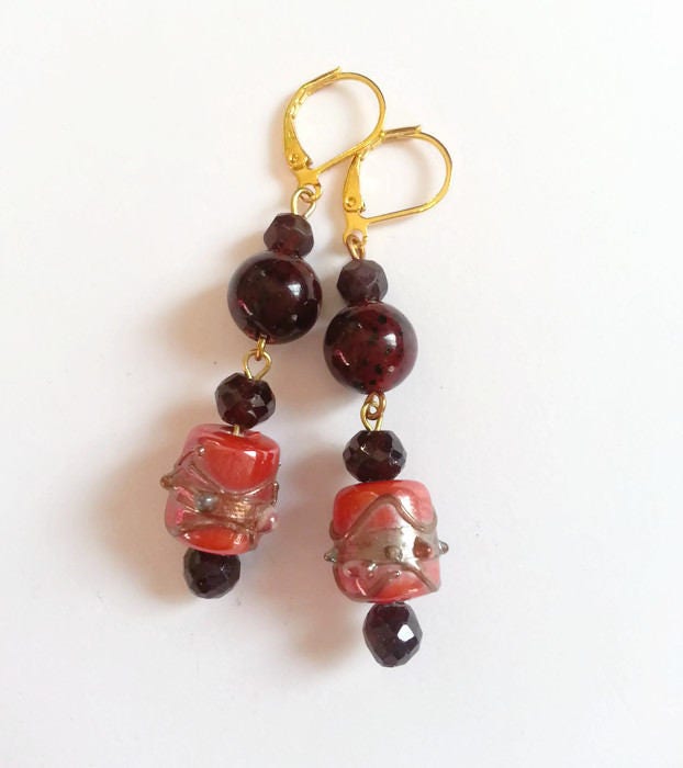 Renaissance-Ohrringe Mit Lampwork-Perlen Und Granat-steinen Renaissance-Ohrringe Mit Lampwork-Perlen Und Granat-steinen von CarolasChoices