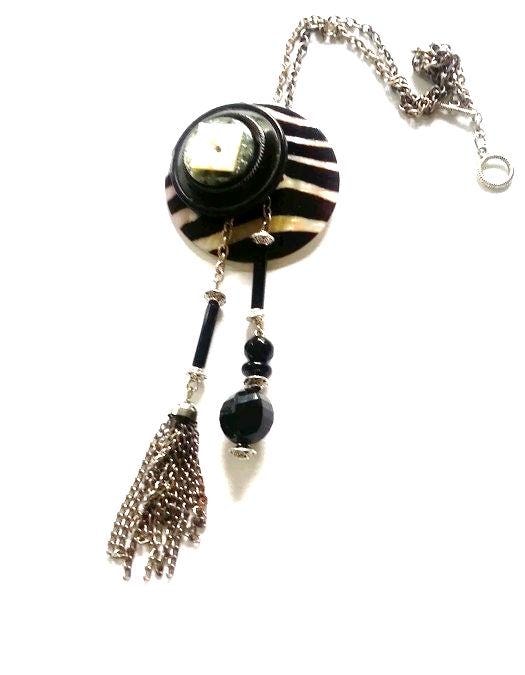 Schwarz-Weißer Art-Deco-Inspirierter Anhänger Aus Den 1930Er Jahren, Upcycled, Zebragestreifter Vintage-Perlenknopf Mit Vintage-Perlen Schwarz-Weißer Art-Deco-Inspirierter Anhänger Aus Den 1930Er Jahren, Upcycled, Zebragestreifter Vintage-Perlenknopf Mit Vintage-Perlen von CarolasChoices