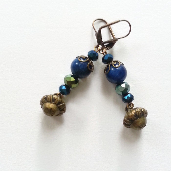 Vintage Blaue Perlen Und Knöpfe Tropfen Ohrringe, Upcycled Irisierende Glasperlen Mit Antiken Knöpfen, Bronze Klappbrisuren 4, 5 cm Vintage Blaue Perlen Und Knöpfe Tropfen Ohrringe, Upcycled Irisierende Glasperlen Mit Antiken Knöpfen, Bronze Klappbrisuren 4, 5 cm von CarolasChoices