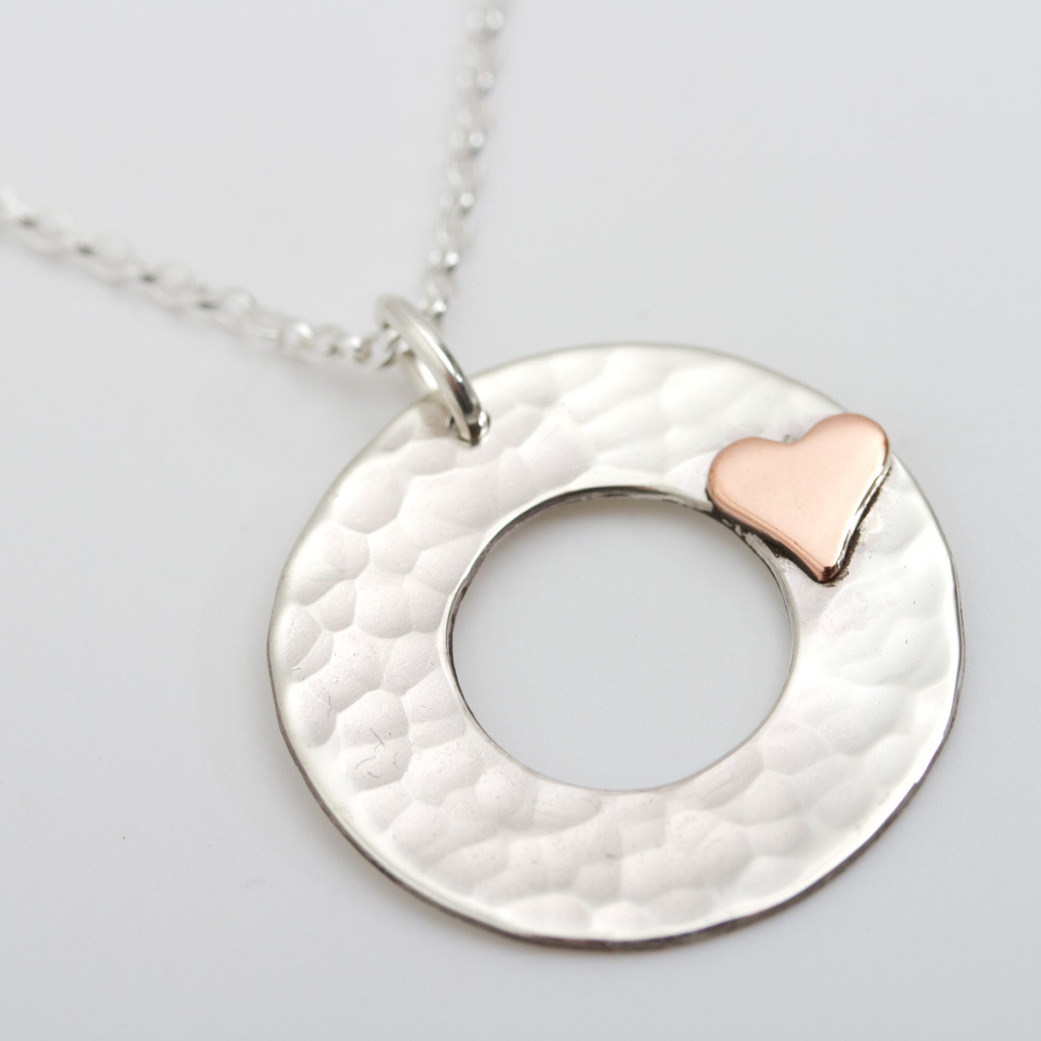 Gold Herz-Anhänger | Personalisierte Silber Anhänger Mit Kupfer Oder Gold Herz - Geschenk Für Frau Oma Silberne Scheibe Halskette Gold Herz-Anhänger | Personalisierte Silber Anhänger Mit Kupfer Oder Gold Herz - Geschenk Für Frau Oma Silberne Scheibe Halskette von CaroleAllenJewellery