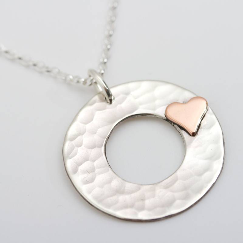 Gold Herz-Anhänger | Personalisierte Silber Anhänger Mit Kupfer Oder Gold Herz - Geschenk Für Frau Oma Silberne Scheibe Halskette Gold Herz-Anhänger | Personalisierte Silber Anhänger Mit Kupfer Oder Gold Herz - Geschenk Für Frau Oma Silberne Scheibe Halskette von CaroleAllenJewellery