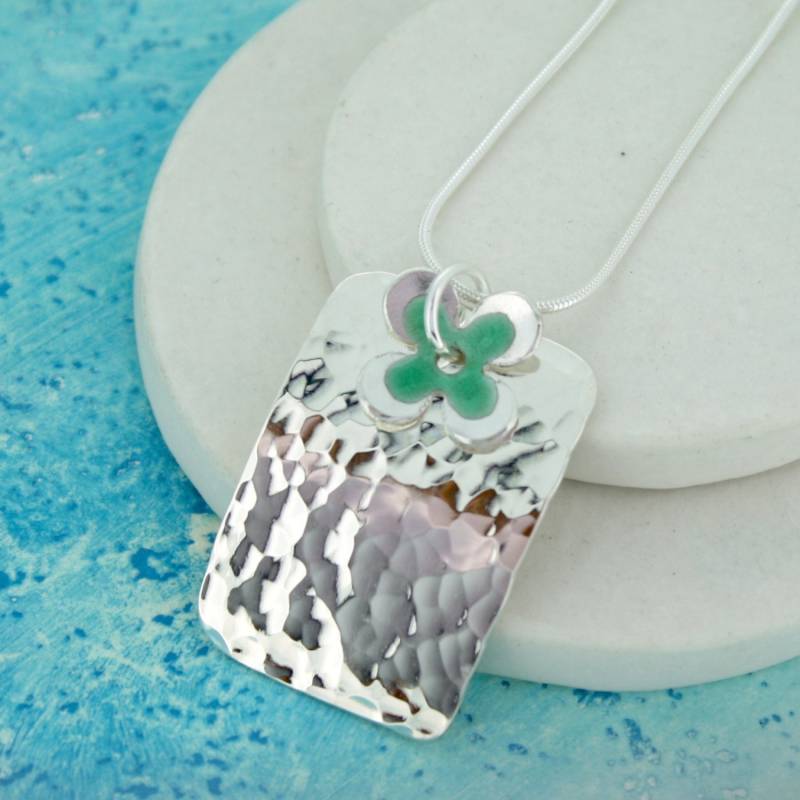 Personalisierter Emaille Daisy Silber Anhänger von CaroleAllenJewellery